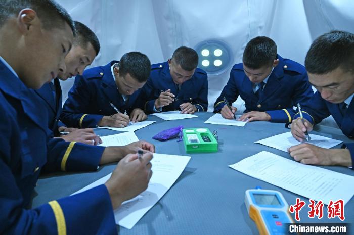 圖為消防員在高壓氧艙內(nèi)填寫問卷?！≮w朗 攝