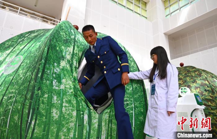 圖為參與完測試，消防員走出高壓氧倉?！≮w朗 攝