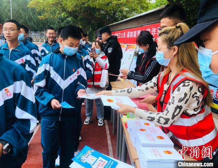 圖為西寧市法制宣傳進校園?！∥鲗幨谐俏鲄^(qū)供圖