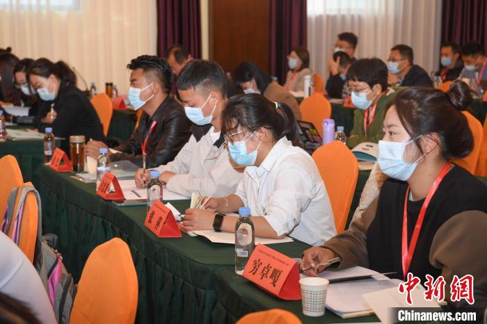 圖為第十五期全國預防青少年違法犯罪工作理論與務(wù)實高級研修班學員正在上課。　貢嘎來松 攝