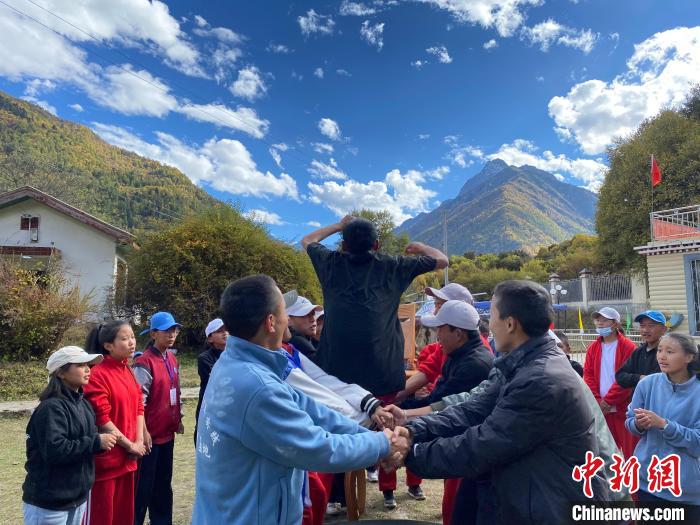 圖為學(xué)生們?cè)谖鞑匕退纱肭嗌倌昊顒?dòng)營(yíng)地開(kāi)展趣味活動(dòng)?！∥鞑厍嗌倌陮?shí)踐教育基地供圖