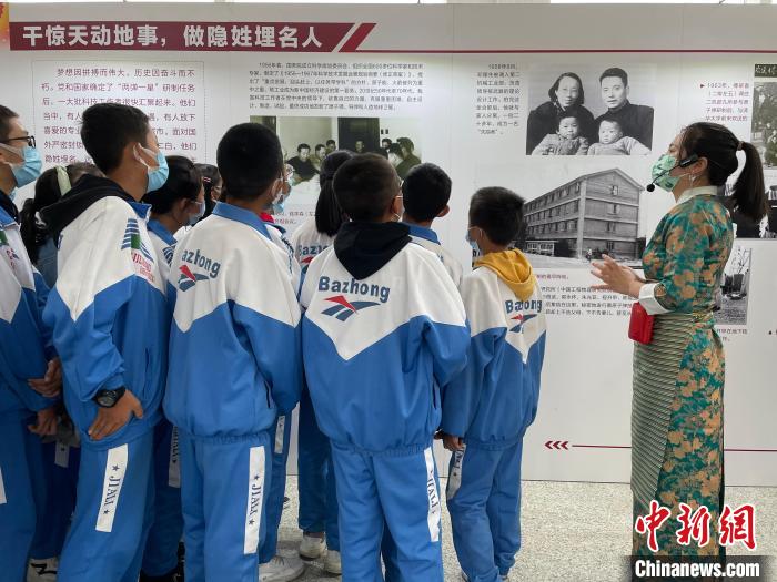 圖為學(xué)生正在聽講解員講解?！≈x牧 攝