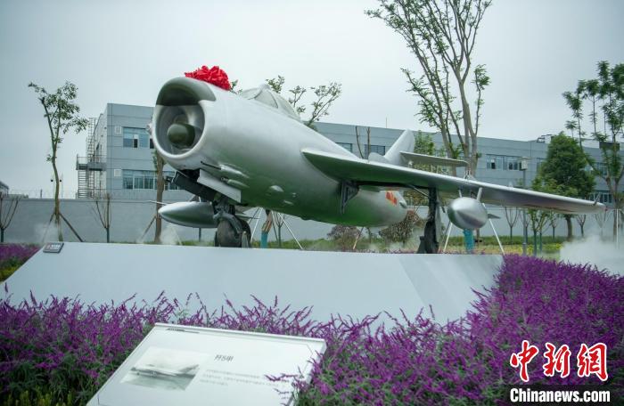 園林式戰(zhàn)斗機(jī)博物館內(nèi)展示的“殲5甲”飛機(jī)?！⒅铱?攝