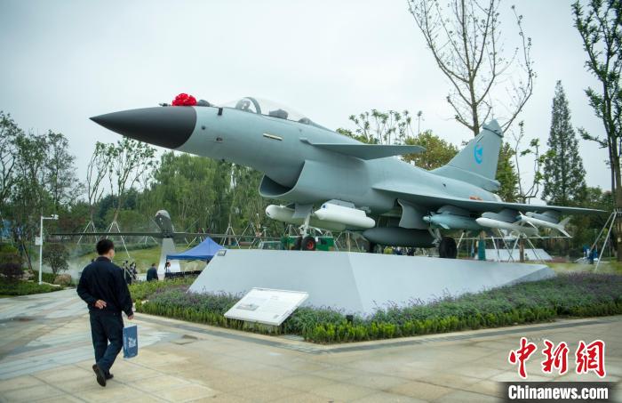 園林式戰(zhàn)斗機(jī)博物館內(nèi)展示的“殲10C”飛機(jī)?！⒅铱?攝