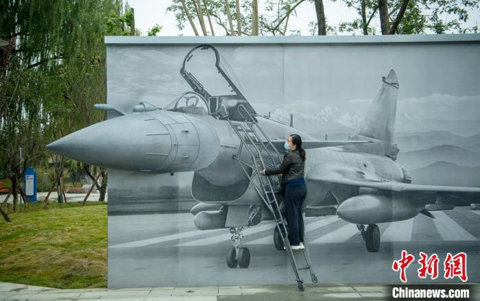 “猛龍出擊”互動(dòng)墻前市民體驗(yàn)登機(jī)場景?！⒅铱?攝