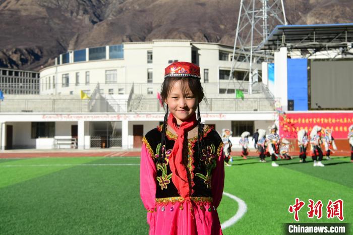 圖為加查縣安繞鎮(zhèn)小學(xué)回族學(xué)生馬萍?！∝暩聛?lái)松 攝