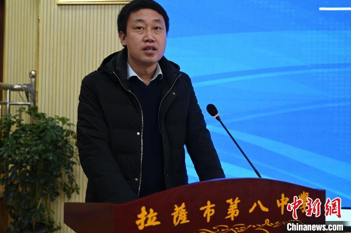 圖為城關(guān)區(qū)委副書(shū)記、區(qū)委教育工作領(lǐng)導(dǎo)小組組長(zhǎng)汪鋒致辭?！≮w朗 攝