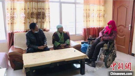 圖為仁欠卓瑪一家在房間里愉快的聊天?！《继m縣委宣傳部 供圖 　　