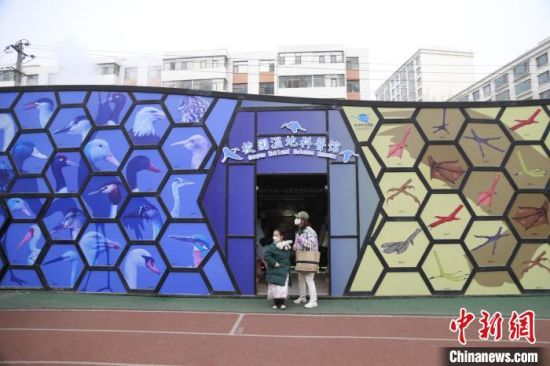 圖為西寧市第一中學(xué)濕地科普宣教館?！±罱瓕?攝