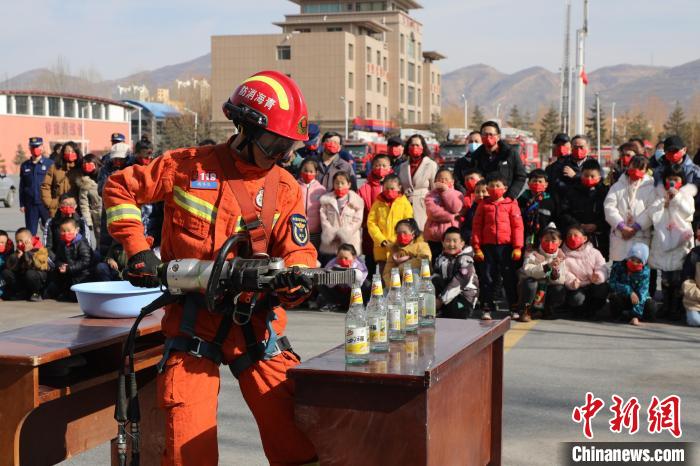 圖為消防救援人員技能展示?！铨埥?攝