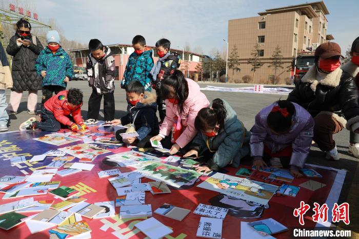 圖為小朋友們參加趣味游戲活動?！铨埥?攝