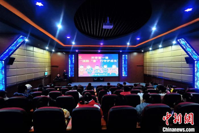 圖為小朋友們上消防安全知識教育課?！铨埥?攝