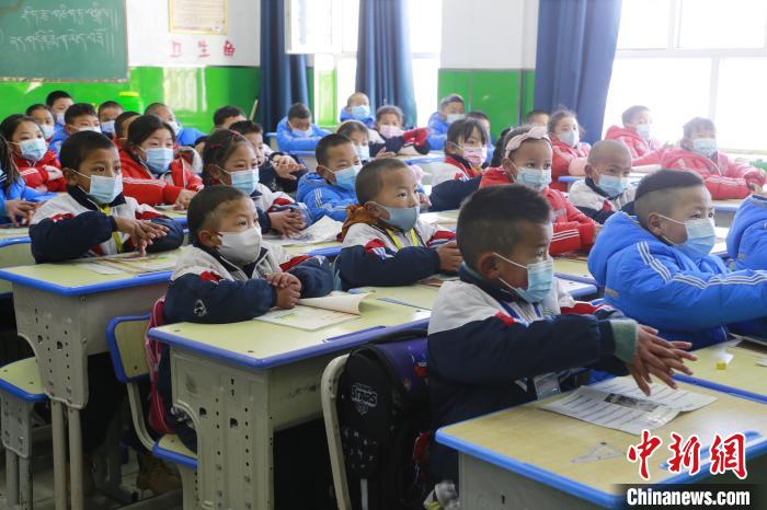 圖為學生學習七步洗手法?！●R銘言 攝