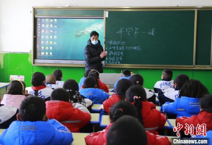 圖為學生正在上課?！●R銘言 攝