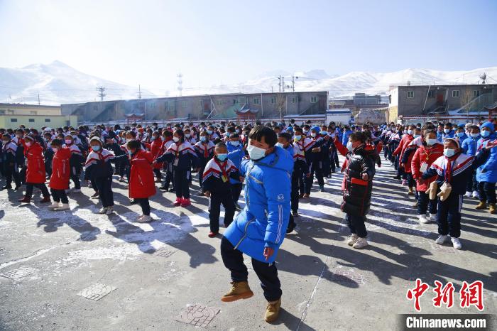 圖為學生跳起歡快的藏族舞蹈迎接新學期?！●R銘言 攝