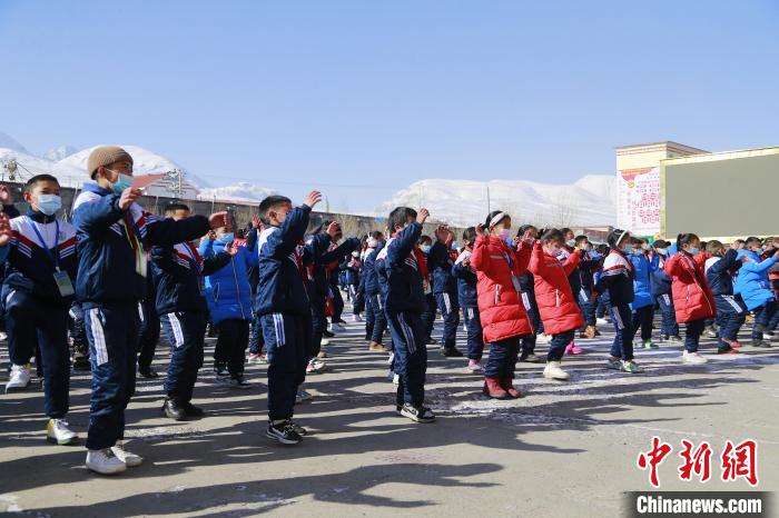 圖為學生跳起歡快的藏族舞蹈迎接新學期?！●R銘言 攝