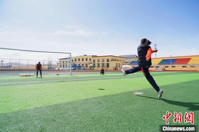 圖為一名女孩進(jìn)行射門訓(xùn)練?！●R銘言 攝