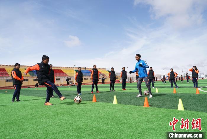 圖為孩子們正在進(jìn)行訓(xùn)練?！●R銘言 攝