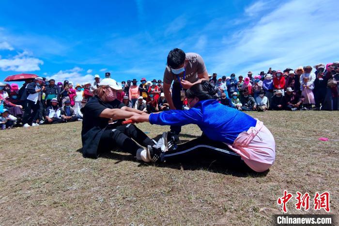 圖為當?shù)孛癖娺M行蹬棍比賽?！±铍h 攝