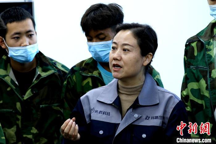 圖為李富香給與學(xué)生交流。(資料圖) 青海省教育廳供圖