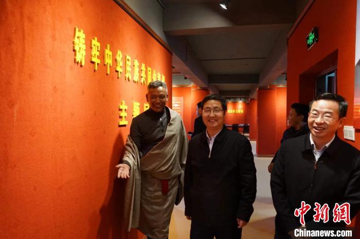 資料圖為參觀鑄牢中華民族共同體意識(shí)主題展?！『F龍 攝