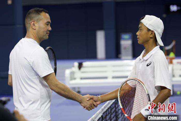 闊別兩年后，王發(fā)(右一)和王育喜(左一)再握手。　黃迪燊 攝