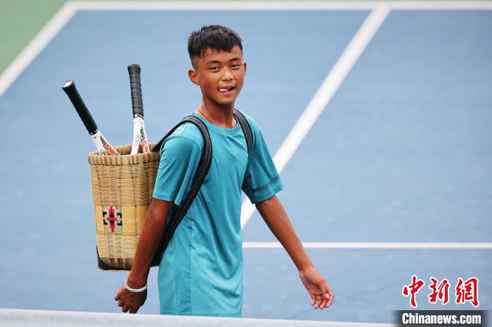 王發(fā)背著背簍在賽場上?！±罱ㄋ?攝