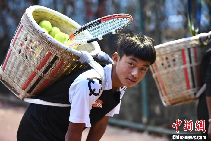 圖為“背簍少年”王發(fā)正在廊坊市體育館網球訓練中心進行訓練?！∴嵆孔?攝