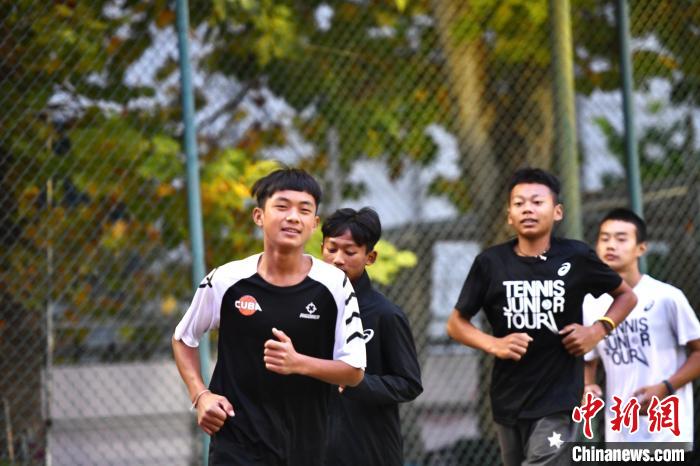 圖為王發(fā)和隊友們進行體能訓練。　鄭晨子 攝