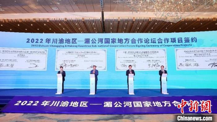 多個(gè)項(xiàng)目集中簽約。王宇 攝