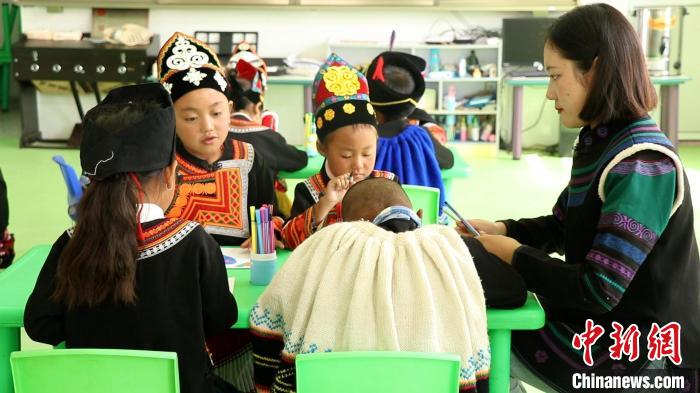 正在上課的學(xué)生?！√茊⒑?攝