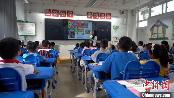 正在上課的學(xué)生。　唐啟浩 攝