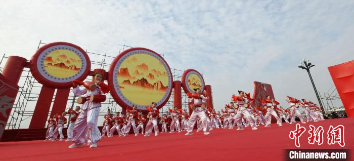 圖為山西翼城花鼓展演?！×赫赵?攝