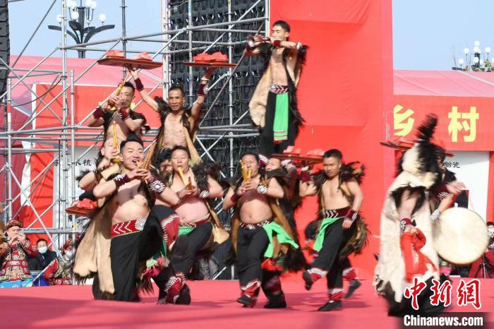 圖為少數(shù)民族舞蹈展演?！×赫赵?攝
