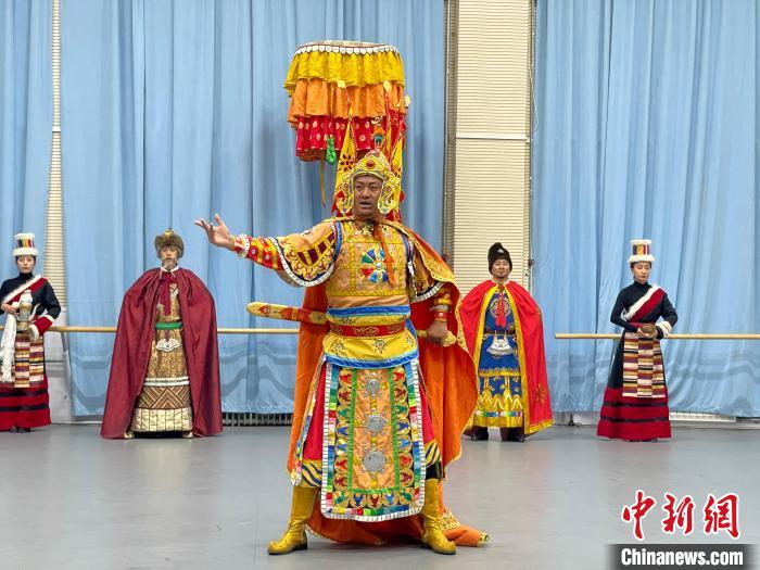 圖為格薩爾劇展演?！∠锴凡抛?供圖