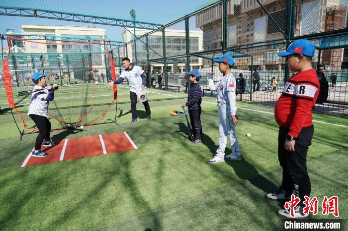 圖為小棒球手們進行擊球訓練?！●R銘言 攝
