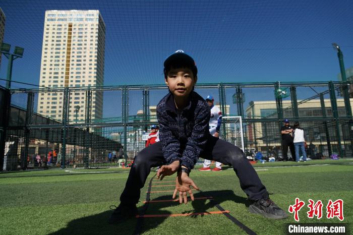 圖為小棒球手進行接球動作訓練。　馬銘言 攝