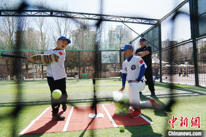 圖為教練指導小棒球手進行擊球訓練?！●R銘言 攝