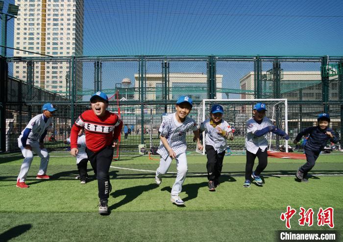 圖為小棒球手們進行體能訓練?！●R銘言 攝