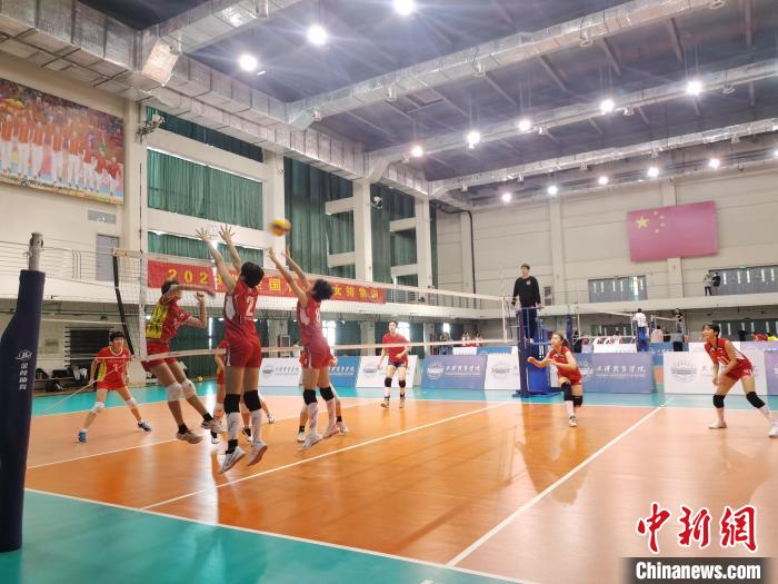 圖為全國青少年女排在天津進(jìn)行集訓(xùn)?！√旖蝮w育學(xué)院供圖