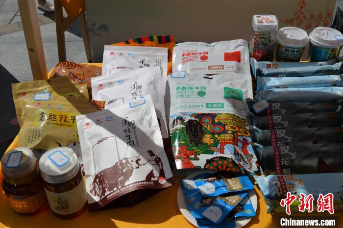 推介活動上的農(nóng)特產(chǎn)品展示。　朱凌捷 攝