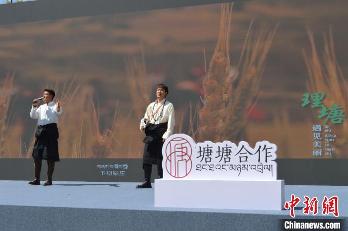 “康巴漢子”現(xiàn)場獻唱?！≈炝杞?攝