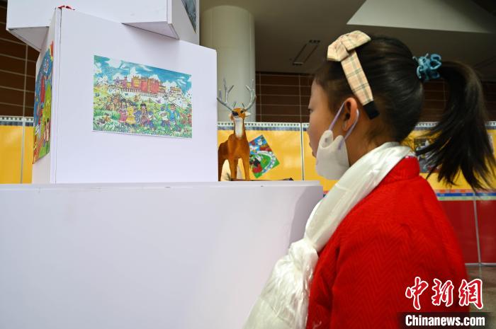 圖為學(xué)生參觀繪畫展。　趙朗 攝