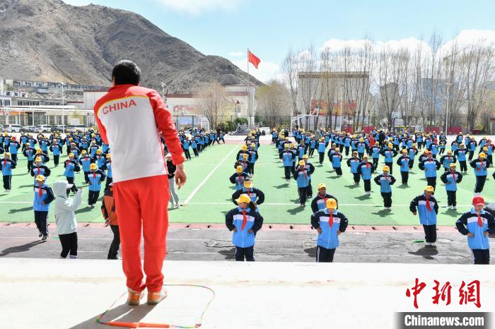 圖為學(xué)生在跳繩教練齊景龍的指導(dǎo)下做準(zhǔn)備運(yùn)動(dòng)?！∝暩聛?lái)松 攝