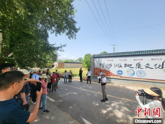 圖為中國(guó)地質(zhì)大學(xué)(北京)教授張緒教介紹村落情況。　胡友軍 攝