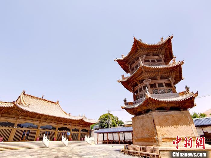 圖為阿河灘清真寺局部?！?zhí)砀?攝