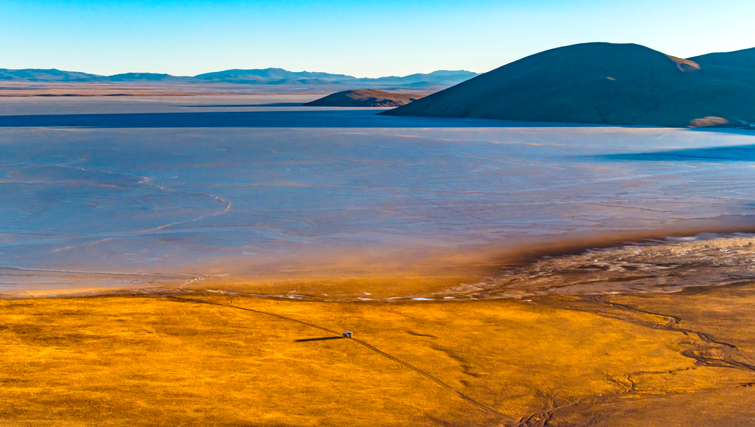 索旺的小額配送車輛在湖邊行駛。呂殿杰攝