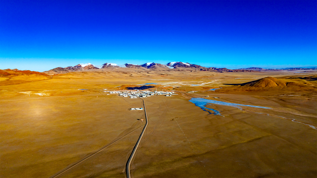 雪山下的雙湖縣城。呂殿杰攝