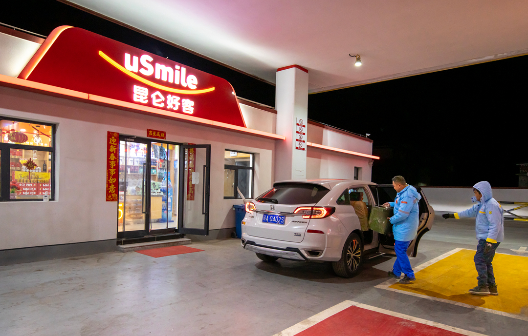 雙湖加油站經理索旺（左）與員工桑珠踏上救援路。呂殿杰攝