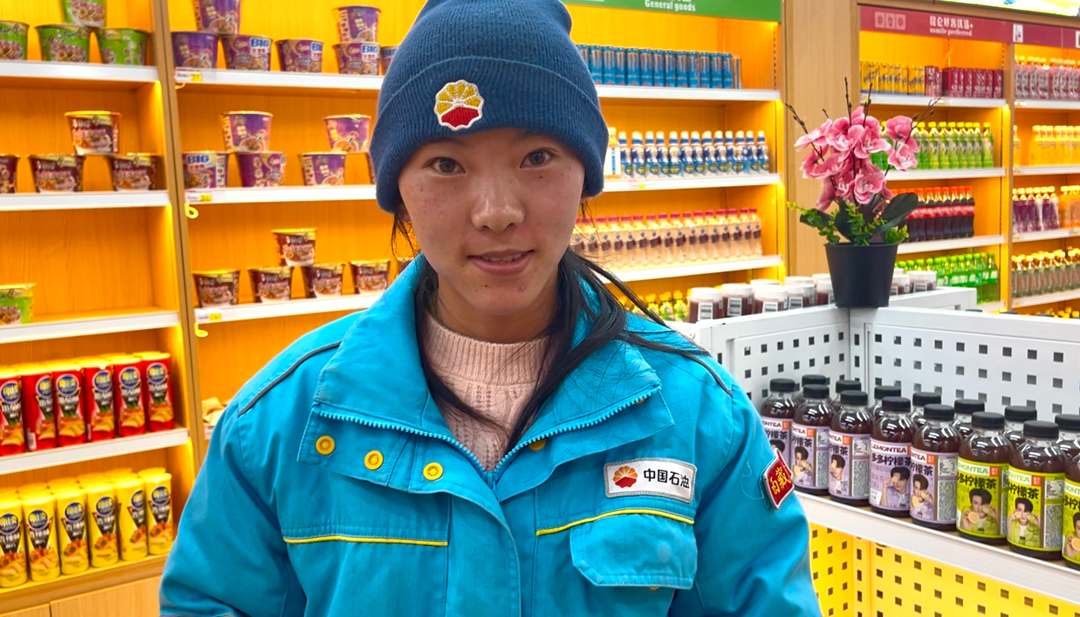 00后員工桑旦卓瑪在便利店值班。呂殿杰攝